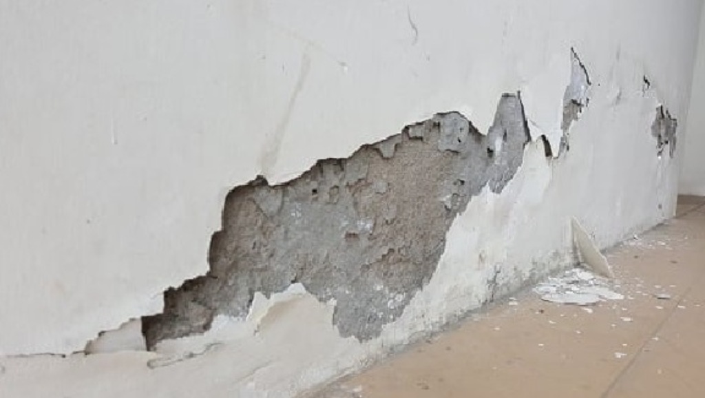 Tường nhà bị bong tróc và cách xử lý