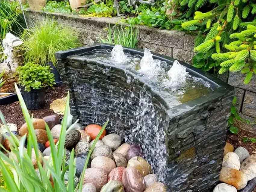 Đài phun nước nhỏ trong thiết kế sân vườn